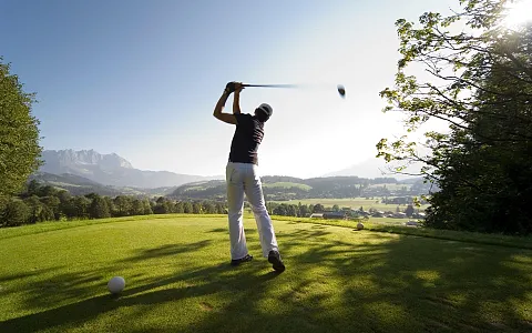kam_000710_abschlageinesgolfers_fotografjoehoelzl.jpg