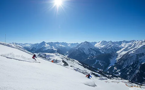 sonnenskilauf_am_hintertuxer_gletscher_1.jpeg